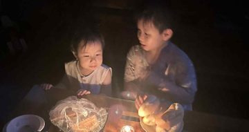 Dân chung cư Hà Nội leo bộ 9 tầng, lội nước mang nồi cơm điện đi cắm nhờ