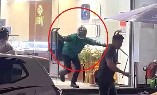 Nghi phạm cầm búa xông vào cướp tiệm vàng ở Đà Nẵng là người nước ngoài