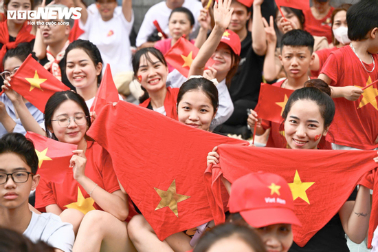 Người dân mở hội, biến phố Hà Nội thành biển cờ đỏ sao vàng trước giờ sơ duyệt