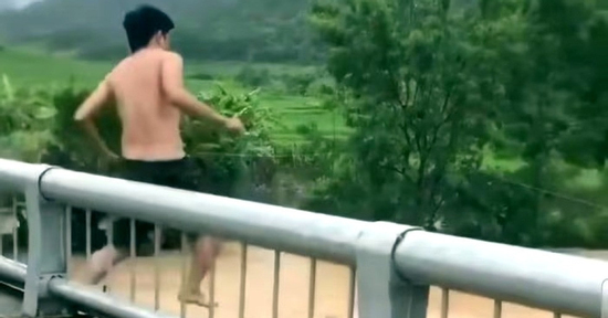 Người đàn ông ở Thanh Hóa bất ngờ nhảy xuống dòng suối chảy xiết