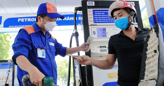 Giá xăng dầu đồng loạt tăng, RON95 vượt 20.300 đồng/lít