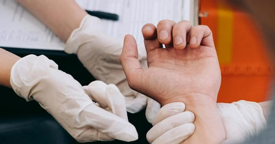5 dấu hiệu trên tay báo hiệu thận suy, ăn '3 đen' giúp phục hồi