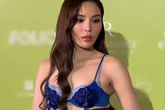 Hoa hậu Kỳ Duyên 'quên mặc áo', lộ cả tầng mỡ thừa qua cam thường