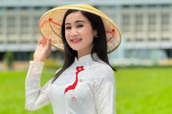 NSND Thu Hà 'Lá ngọc cành vàng' duyên dáng với áo dài, nhan sắc U60 khiến công chúng 'xao xuyến'