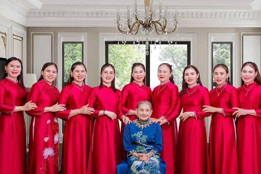 Tuổi thơ ăn cơm độn sắn, ngủ ổ rơm, 9 chị em tự hào lấy được chồng 'giá trị'