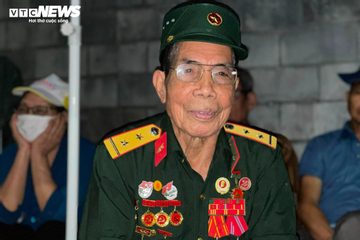 Cựu binh xe tăng nghẹn ngào khi bánh xích rền vang giữa Thủ đô