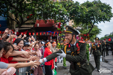 Những bàn tay quyến luyến sau tổng duyệt diễu binh, diễu hành