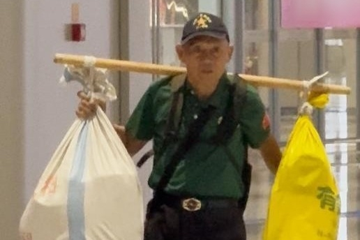 Xúc động cha già gánh gần 80kg đặc sản, vượt hơn 600km đến thăm con cháu