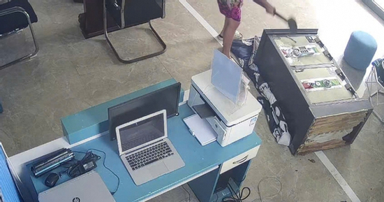 Hành động bất thường của nam sinh dùng búa phá két sắt lấy vàng mang bán sau khi bị thao túng tâm lý