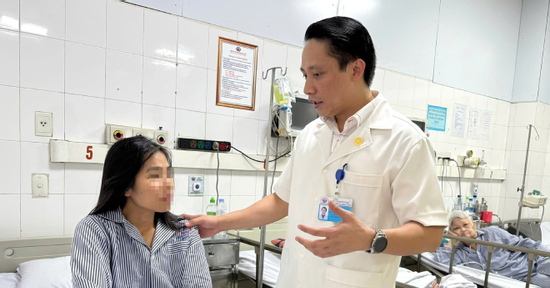 Người phụ nữ trẻ suýt vỡ mạch máu não từ dấu hiệu run tay