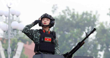 Nữ chiến sĩ đứng trên xe bọc thép diễu binh, thần thái tự tin 'gây sốt'
