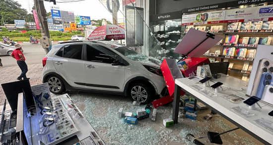 Ô tô do nữ tài xế điều khiển lao thẳng vào cửa hàng CellphoneS