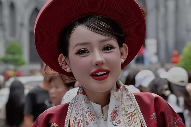 Xôn xao ngân 98 bị người lạ dọa đánh, đuổi khỏi Nhà thờ Lớn