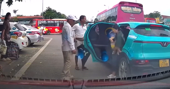 Làm rõ vụ nhóm người chặn taxi công nghệ đón khách, đuổi phụ nữ bế con nhỏ ra khỏi xe