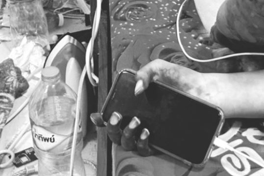 Phát hiện nam thanh niên 31 tuổi tử vong trong phòng, trên tay cầm điện thoại đang sạc