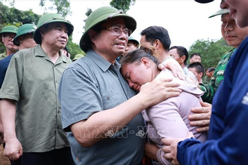 Thủ tướng xúc động thăm hỏi, động viên nhân dân thiệt hại do mưa lũ tại Điện Biên
