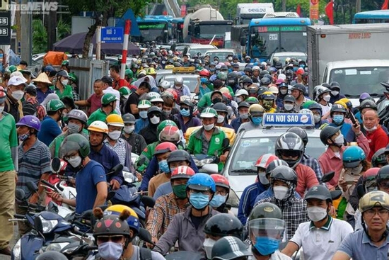 Bỏ xe xăng nhưng vẫn mỗi người một xe máy, Hà Nội bao giờ hết ùn tắc?