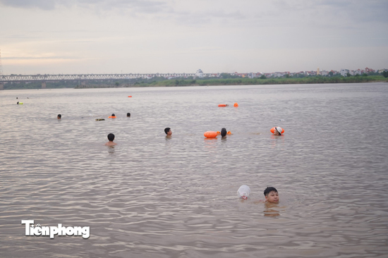 Hà Nội nóng như 'chảo lửa', người dân ra sông Hồng, Hồ Tây bơi giải nhiệt