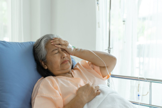 Mở hộp quà con dâu để lại sau ly hôn, mẹ chồng bật khóc khi thấy một dòng chữ