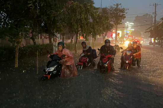 Mưa lớn gây ngập sâu nhiều tuyến đường TP.HCM, người dân dắt xe lội nước về nhà
