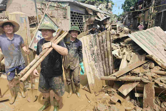 Xúc động hình ảnh hàng trăm giáo viên tình nguyện đến vùng lũ dọn dẹp trường lớp