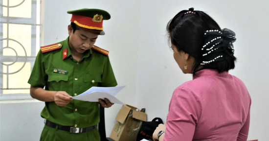 Bảo mẫu ném bé trai 1 tuổi xuống đất gây tử vong đối diện hình phạt nào?