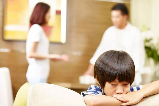 Vợ chồng không ai chịu nuôi con khuyết tật, quan tòa tức giận không cho ly hôn