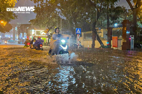 Nhiều tuyến đường Hà Nội ngập sâu trong 'cơn mưa vàng' giải nhiệt