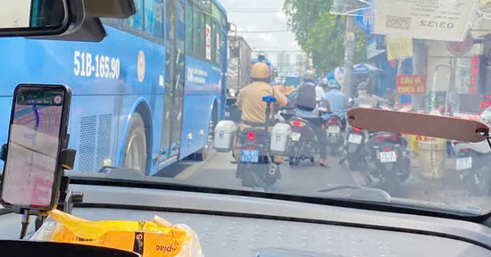 Nữ tài xế taxi cầu cứu giúp thai phụ, CSGT TPHCM lại hú còi làm điều quen thuộc