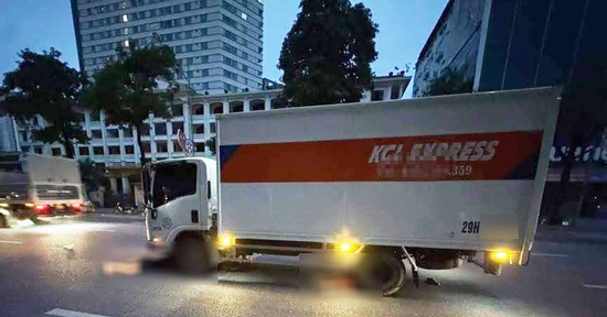 Ô tô va chạm xe máy ở Hà Nội làm 1 người tử vong, dùng kích để đưa nạn nhân ra ngoài