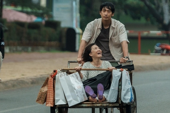 Phim 'Mang mẹ đi bỏ' cán mốc 100 tỷ đồng sau 6 ngày công chiếu