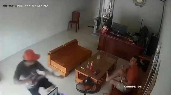 Đang ngồi trong nhà hút thuốc, người đàn ông bị kẻ lạ mặt xông vào chém đứt lìa tay