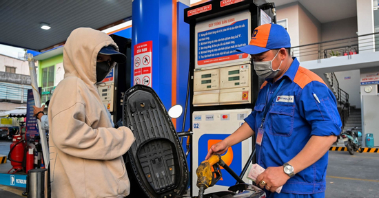 Giá xăng tiếp tục tăng, RON 95 chạm ngưỡng 20.000 đồng/lít