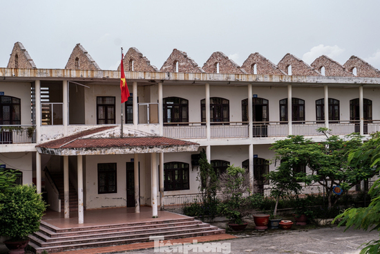 Trường học bị bão cuốn bay mái vẫn dạy 740 học sinh: Quảng Ninh lên tiếng sau phản ánh