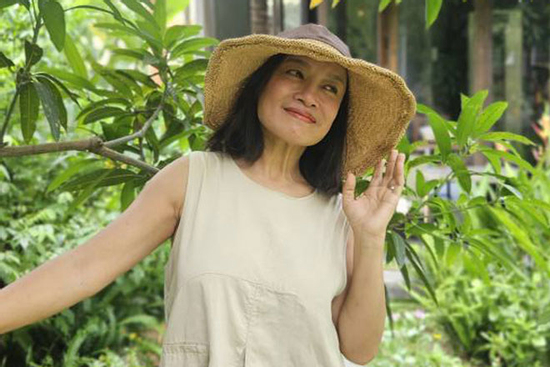 Mặt mộc căng tràn sức sống ở tuổi trung niên của nghệ sĩ Tú Oanh
