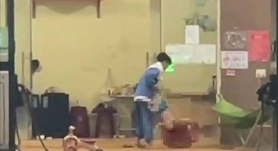 Vụ bé trai bị ném xuống nền bê tông: Người mẹ làm đơn bãi nại