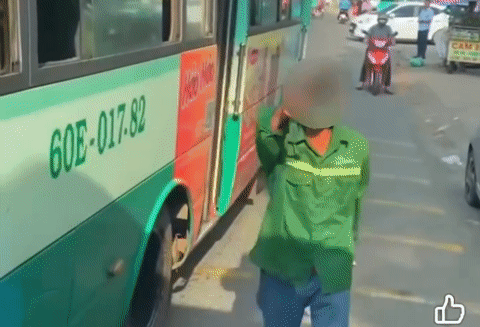 Clip người đàn ông bước xuống xe buýt, cầm dao chĩa thẳng vào tài xế ô tô