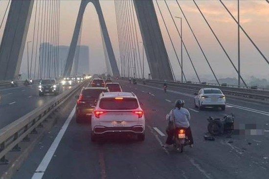Làm rõ nguyên nhân vụ xe phân khối lớn biến dạng, tài xế tử vong trên cầu Nhật Tân