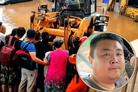 'Người hùng' dùng gầu xúc đất của máy ủi cứu hơn 100 nạn nhân lũ lụt