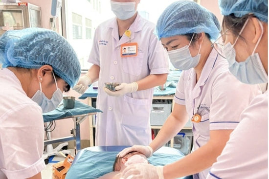 Tai nạn khi ăn lẩu khiến 3 trẻ cùng nhà ở Hà Nội phải vào viện cấp cứu