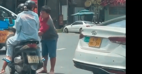 Tài xế ô tô giật chìa khoá xe máy của 2 cô gái rồi bỏ đi
