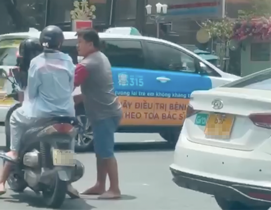 Công an mời làm việc tài xế ô tô giật chìa khoá xe của 2 cô gái