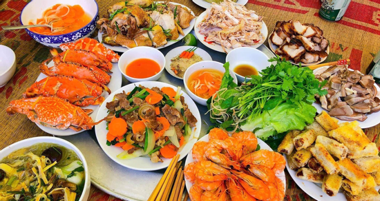 Nàng dâu Hải Phòng ấn tượng với mâm cỗ quê chồng, có món nướng than thơm nức mũi