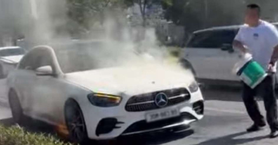 Ô tô Mercedes bốc cháy trên đường ở Hà Nội