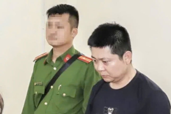 Tạm giam 3 người nước ngoài mở shop bán sừng tê giác, ngà voi ở Nha Trang