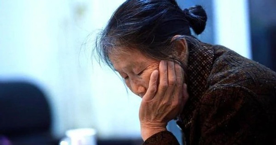 Lấy lương hưu mua ô tô, trợ cấp cho con trai, mẹ chồng thất vọng khi thấy cách con dâu đối xử khác biệt giữa hai bên