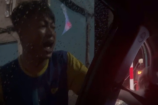 Ô tô bị chặn đầu, đập vỡ kính trên đường, tài xế tiết lộ điều khó tin