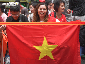 Phố đi bộ Hồ Gươm thành ‘sân khấu lớn’, người dân hoà giọng chờ diễu binh A80