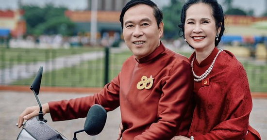 Vợ chồng nghệ sĩ Lan Hương - Đỗ Kỷ 'đu' trend 'Yêu áo dài - yêu đất nước'