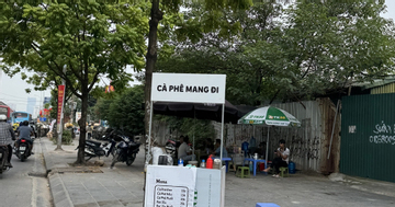 Bán cà phê mang đi, ‘cửa ngõ khởi nghiệp’ liêu xiêu trên vỉa hè